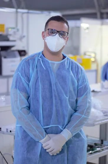 Gabriel Braga atua desde o início da pandemia no atendimento de pacientes com Covid-19 e recebeu a vacina no primeiro dia de imunização no Estado
