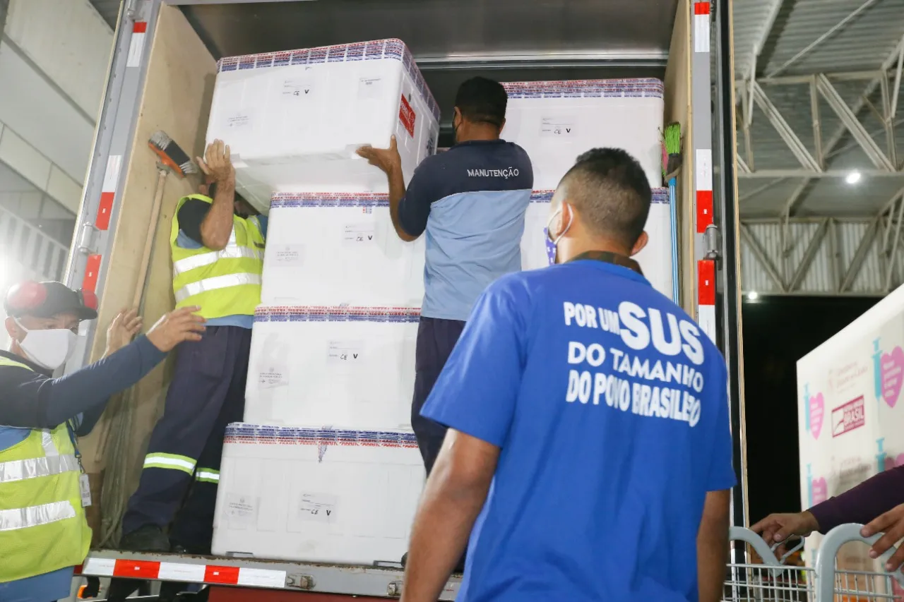 As primeiras doses foram distribuídas para profissionais da saúde atuantes no combate à pandemia