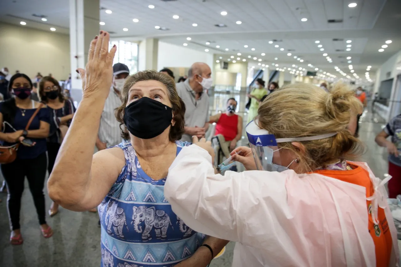 Após imunização do grupo prioritário, vacinação avançou em ordem decrescente de idade