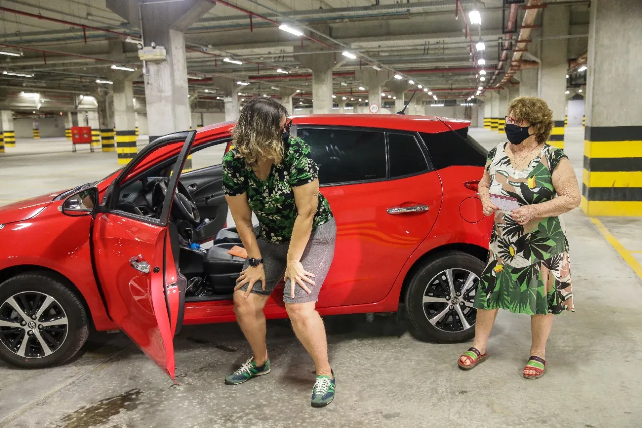 Imagens de filha e mãe dançando durante vacinação repercutiu em todo o Estado
