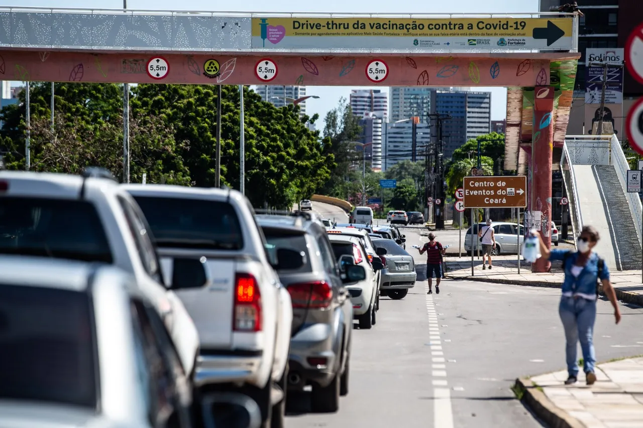 Drive thru foi estratégia utilizada para evitar aglomerações e dar maior rapidez à imunização