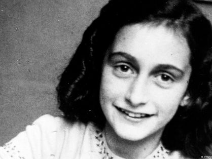 Foto da judia Anne Frank em preto e branco.