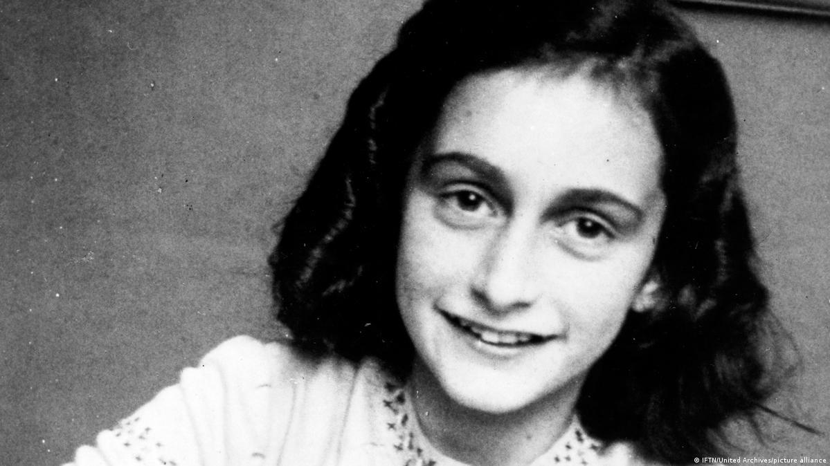 Foto da judia Anne Frank em preto e branco.