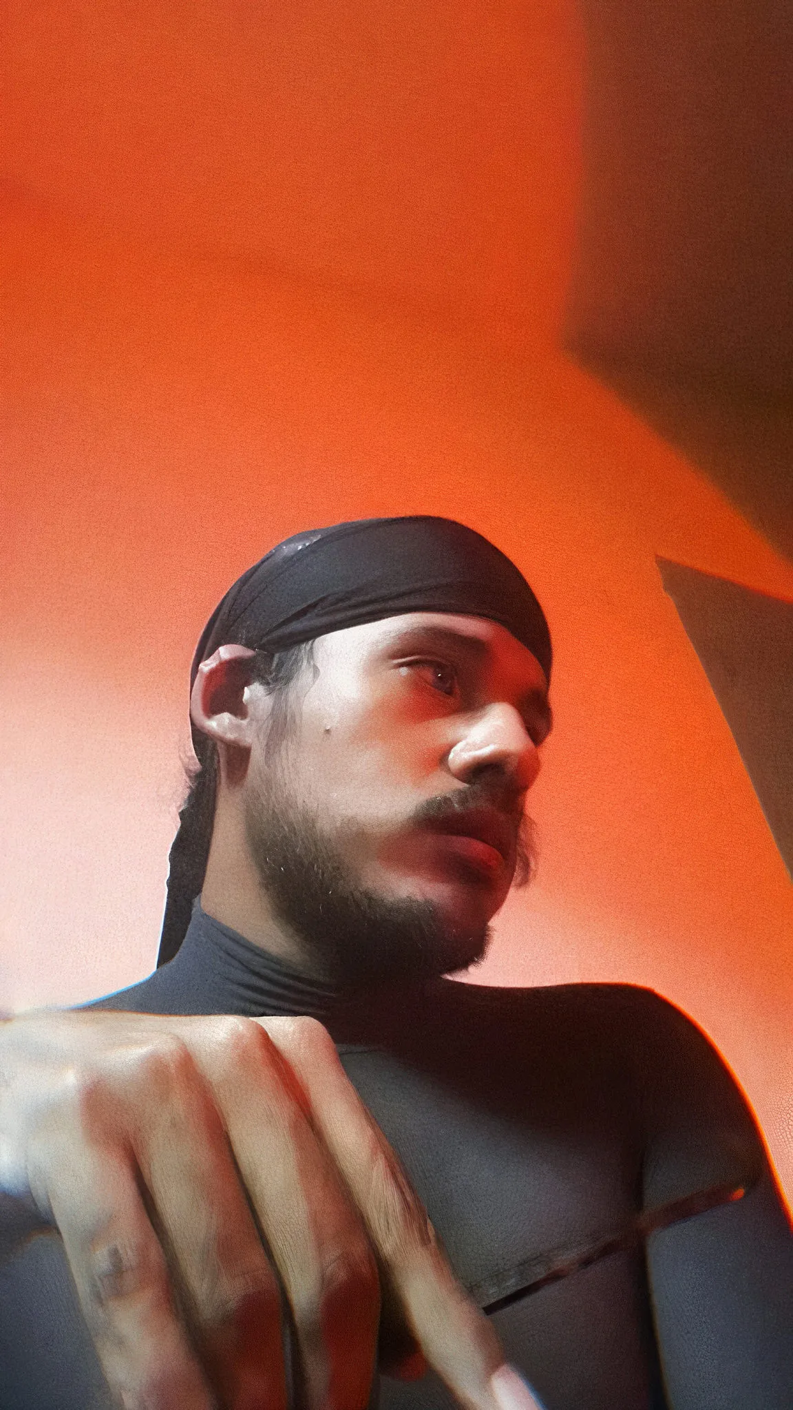 Arquelano é cantor, compositor, produtor musical, sonoplasta, DJ e bacharel em gestão de políticas públicas