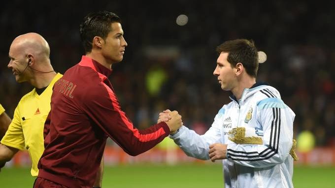 Messi e Cristiano Ronaldo se cumprimentam