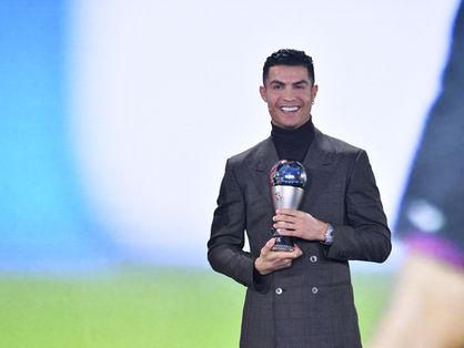 Cristiano Ronaldo segura troféu de vencedor do The Best