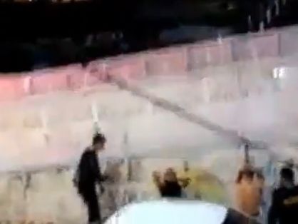 Um veículo foi abordado pelos policiais, que mandaram os ocupantes (uma mulher e três homens) se ajoelhar em frente a um muro, para começar a sessão de tortura