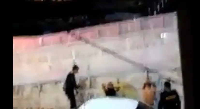 Um veículo foi abordado pelos policiais, que mandaram os ocupantes (uma mulher e três homens) se ajoelhar em frente a um muro, para começar a sessão de tortura