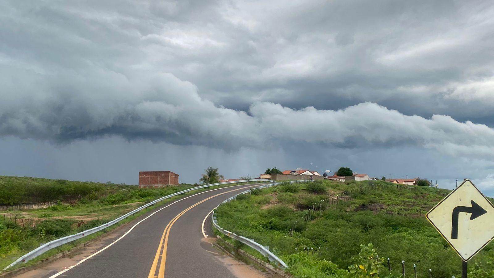 Chuva com muitos raios na noite de segunda para terça-feira assusta  moradores e derruba árvores