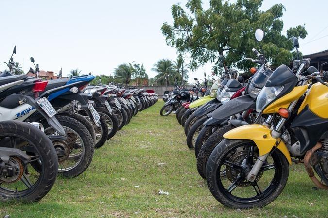 motos dispostas no pátio do detran