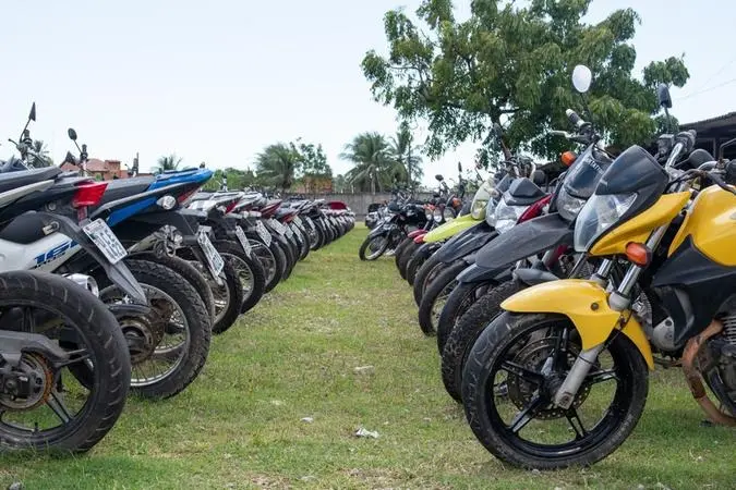 motos dispostas no pátio do detran