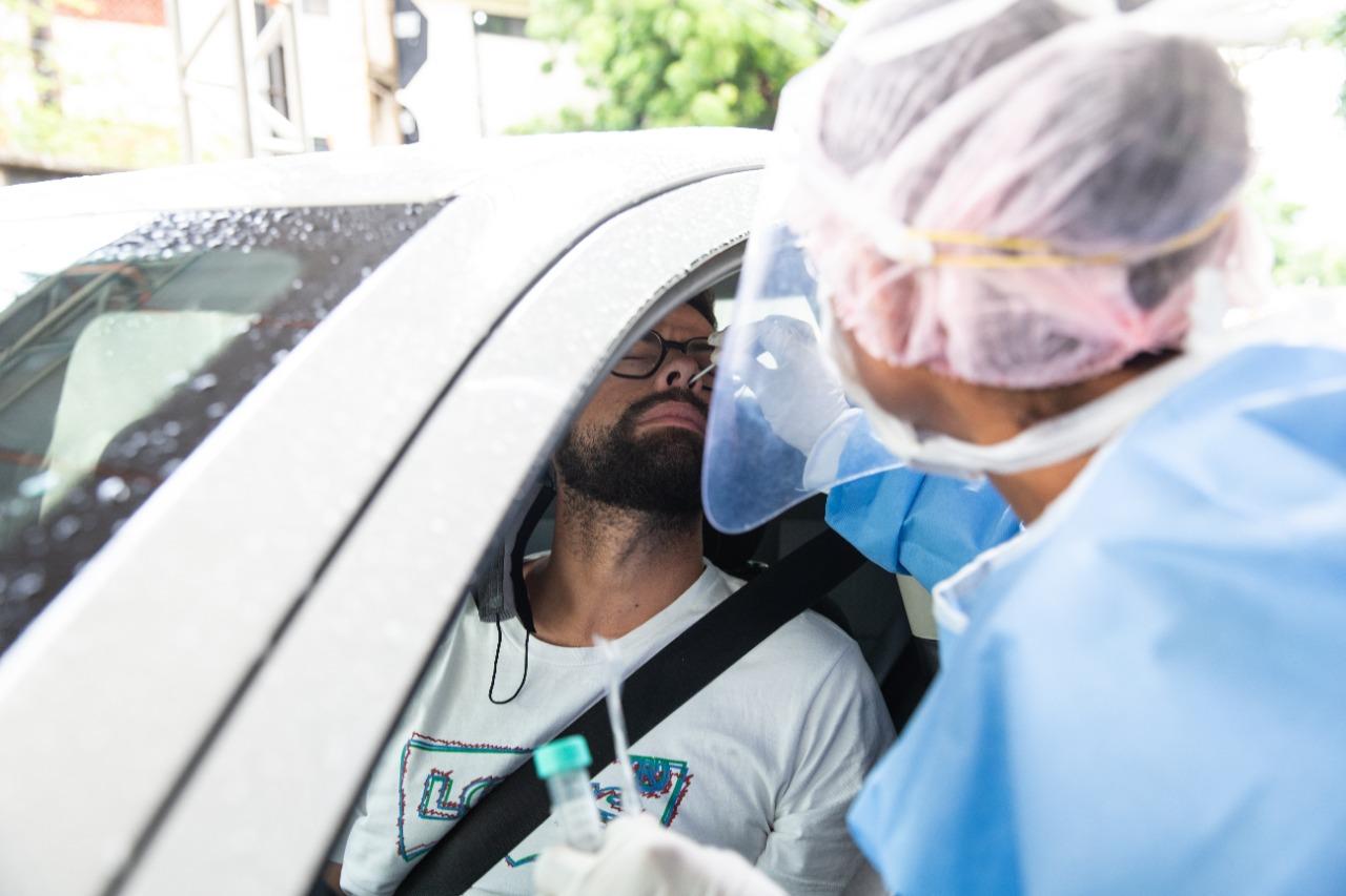 homem passa por testagem para covid-19 em drive-thru