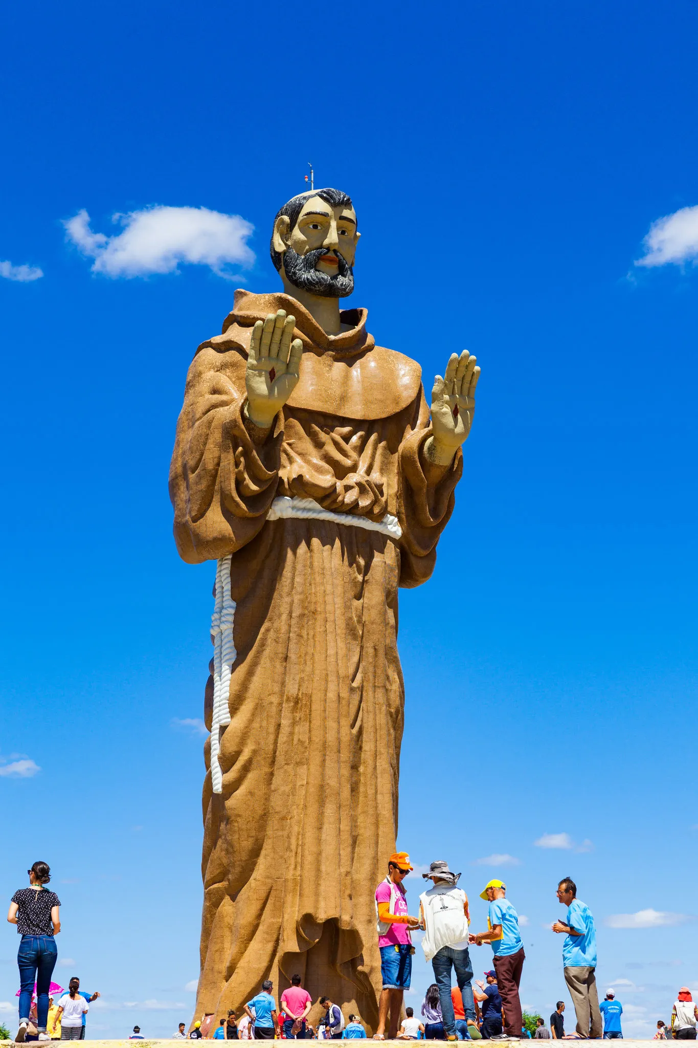 Católicos costumam ir com trajes franciscanas até Canindé para pagar promessas