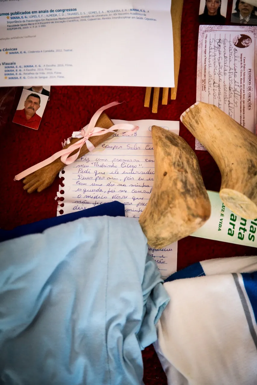 O fiel costuma dar de presente ao Santo de devoção um ex-voto, objeto que simula a parte do corpo curada, em sinal de agradecimento