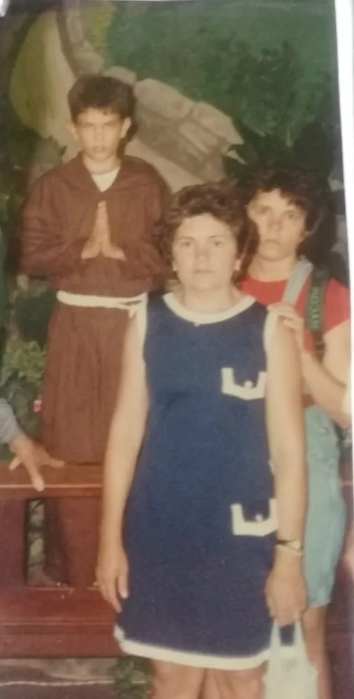 Rogério, aos 12, em Canindé, ao lado da mãe Eneida (de azul) e da tia Vanda