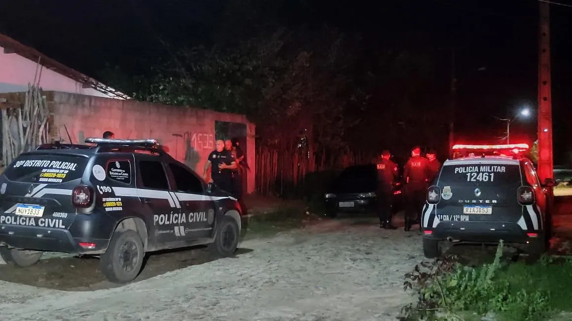 Equipes das polícias Civil e Militar estiveram no local do crime e iniciaram as buscas para identificar e localizar os responsáveis pela morte do escrivão