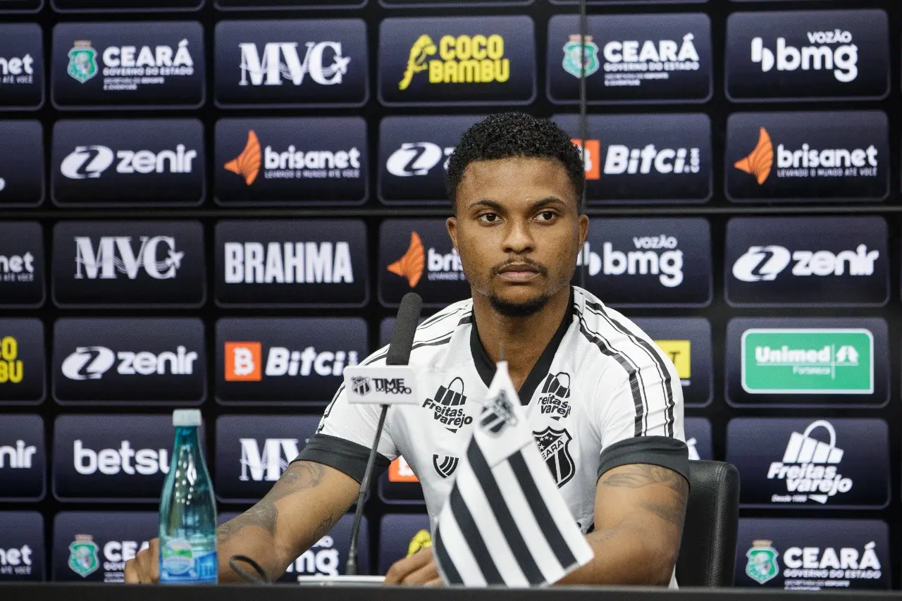 Lucas Ribeiro com a camisa do Ceará