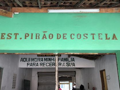 Fachada do Restaurante da família do BBB Vyni, o Pirão de Costela, no Cariri. Na placa está escrito: Aqui mora minha família para receber a sua