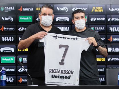 Richardson segura camisa do Ceará ao lado de executivo de futebol Jorge Macedo