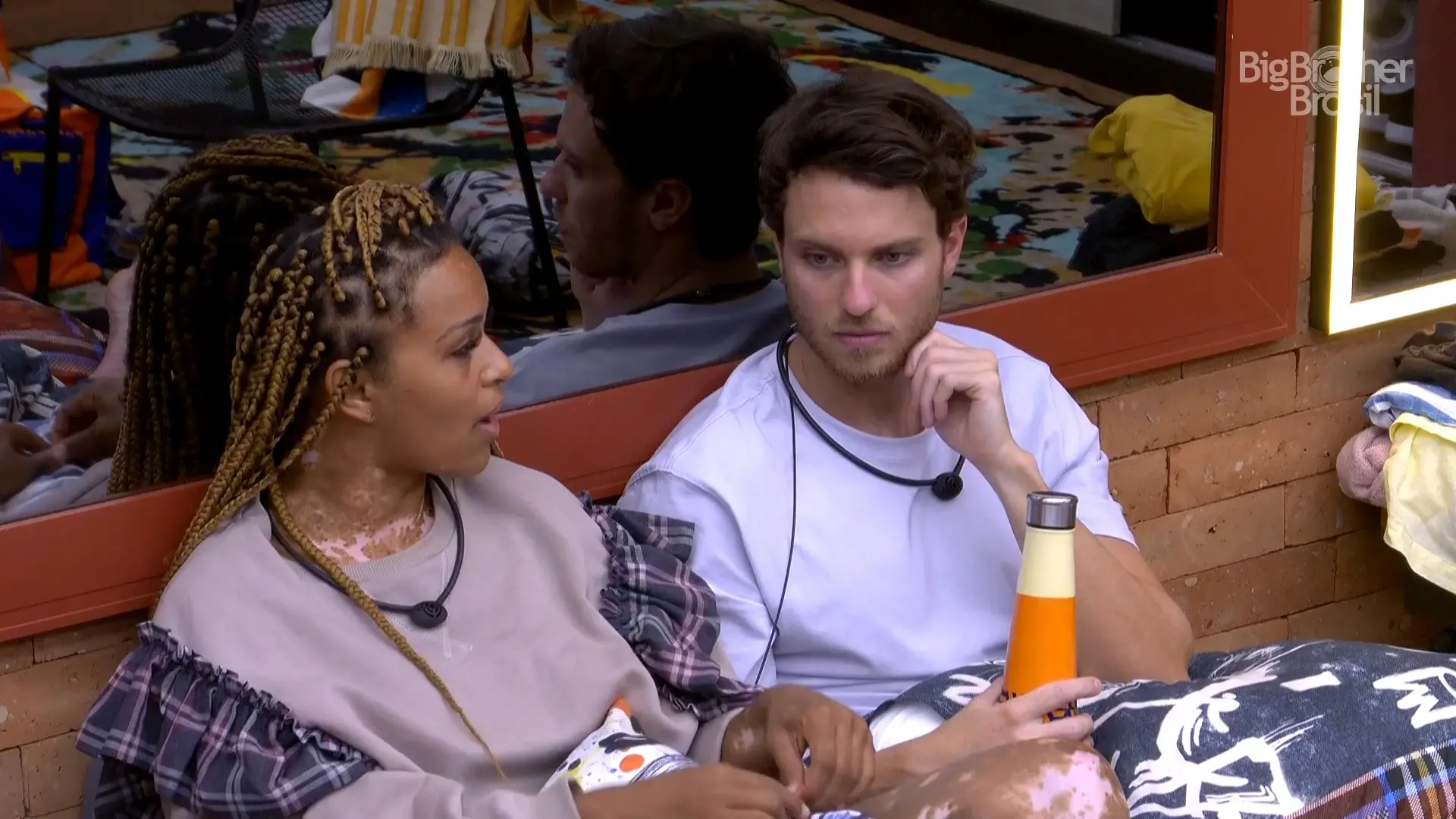 Lucas e Natália falaram sobre votos em madrugada