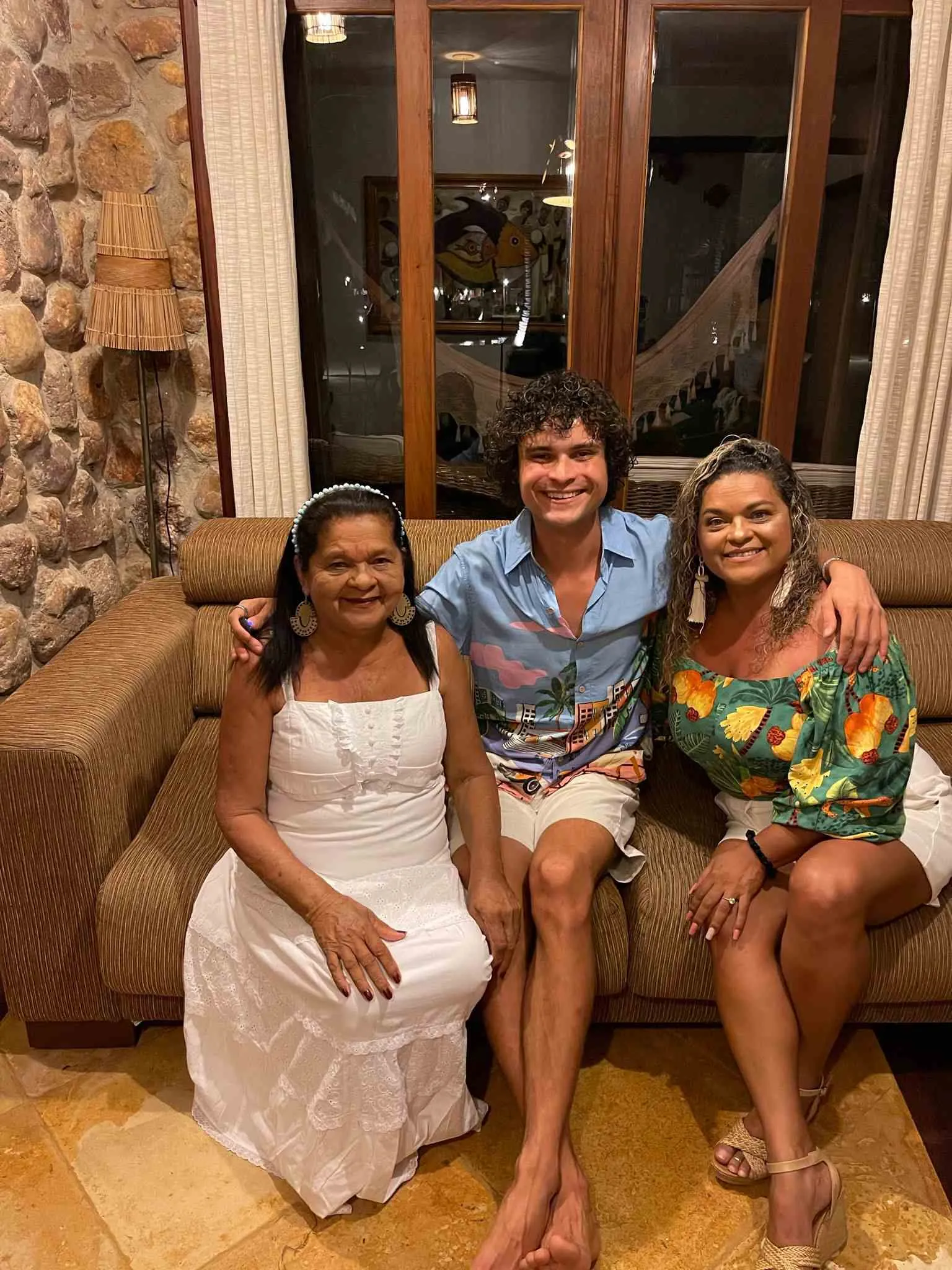 O comediante Max Petterson com a avó, dona Ivonise, e a mãe, Ana Magnólia
