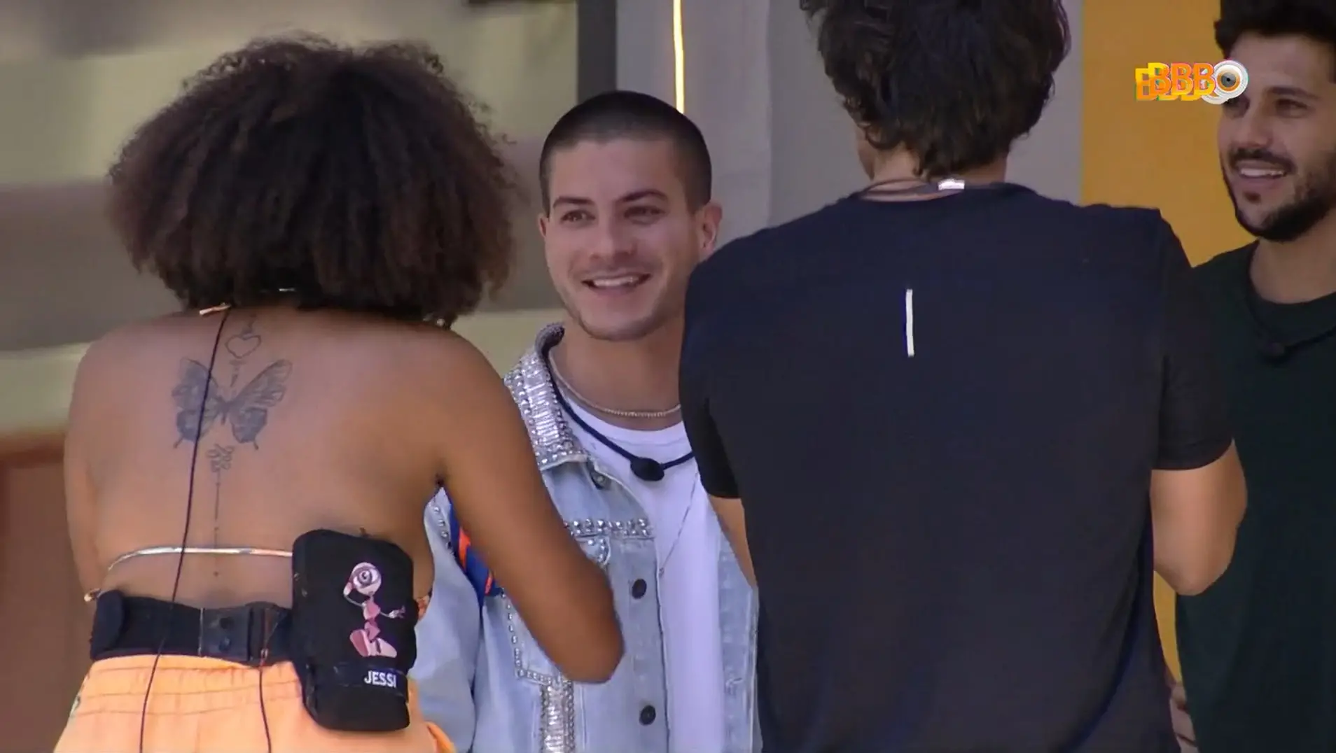 Arthur Aguiar foi o primeiro a entrar do trio que restava do lado de fora da casa