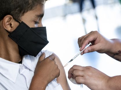 Criança sendo vacinada contra a Covid-19