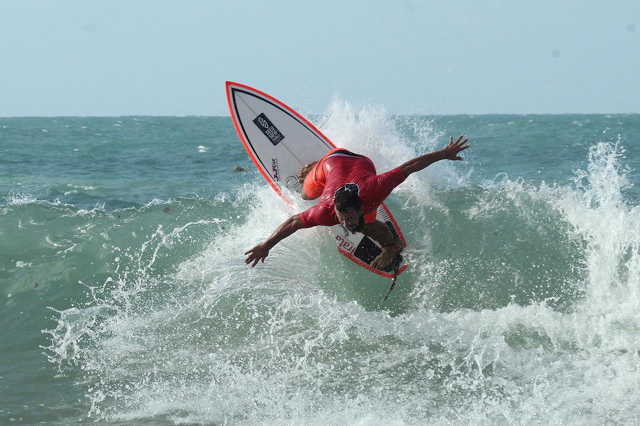 Imagem mostra surfista durante manobra no mar.