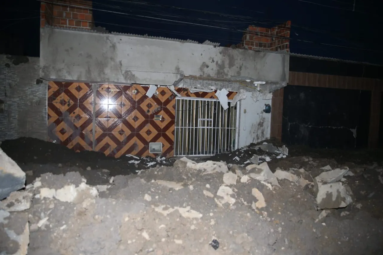 Casas são atingidas após explosão em obra de drenagem