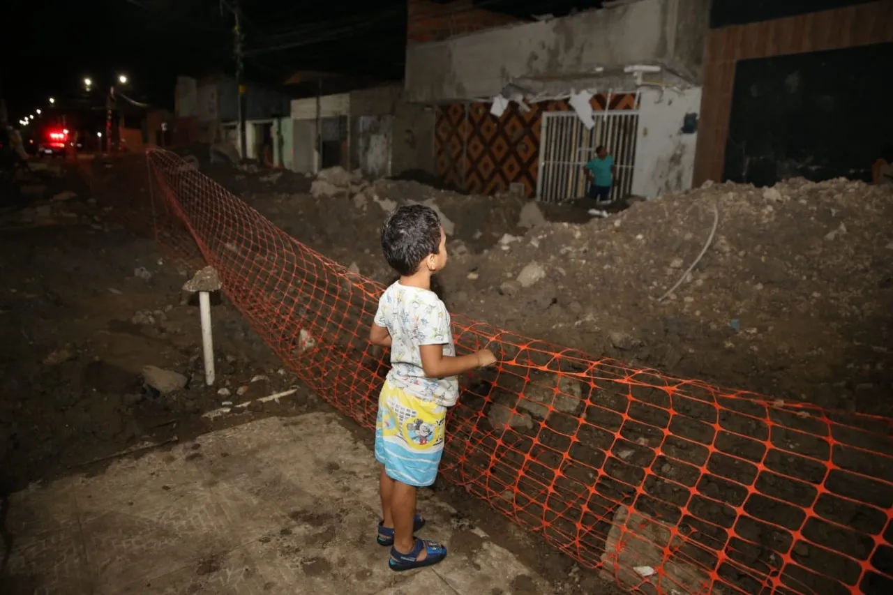 Após explosão, rua em Maracanaú fica coberta de areia
