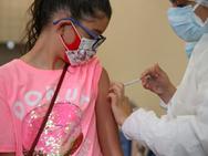 Menina recebe vacina contra a Covid em Fortaleza