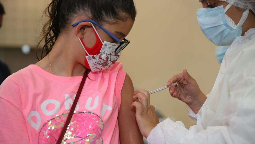 Menina recebe vacina contra a Covid em Fortaleza