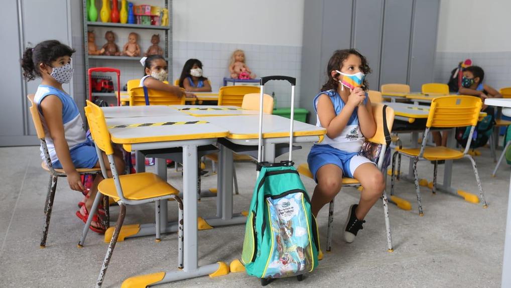 Crianças usam máscara de proteção facial em sala de aula da rede municipal de ensino de Fortaleza