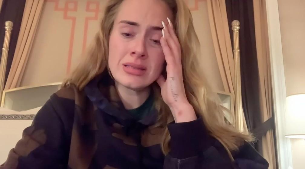 Adele chora ao cancelar shows