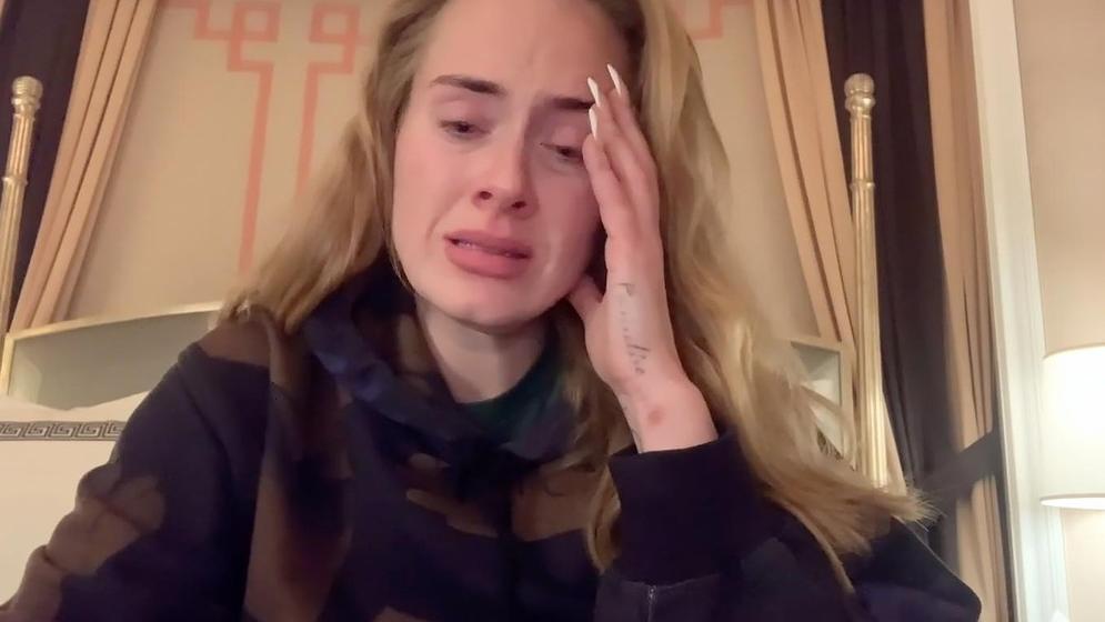 Adele chora ao cancelar shows