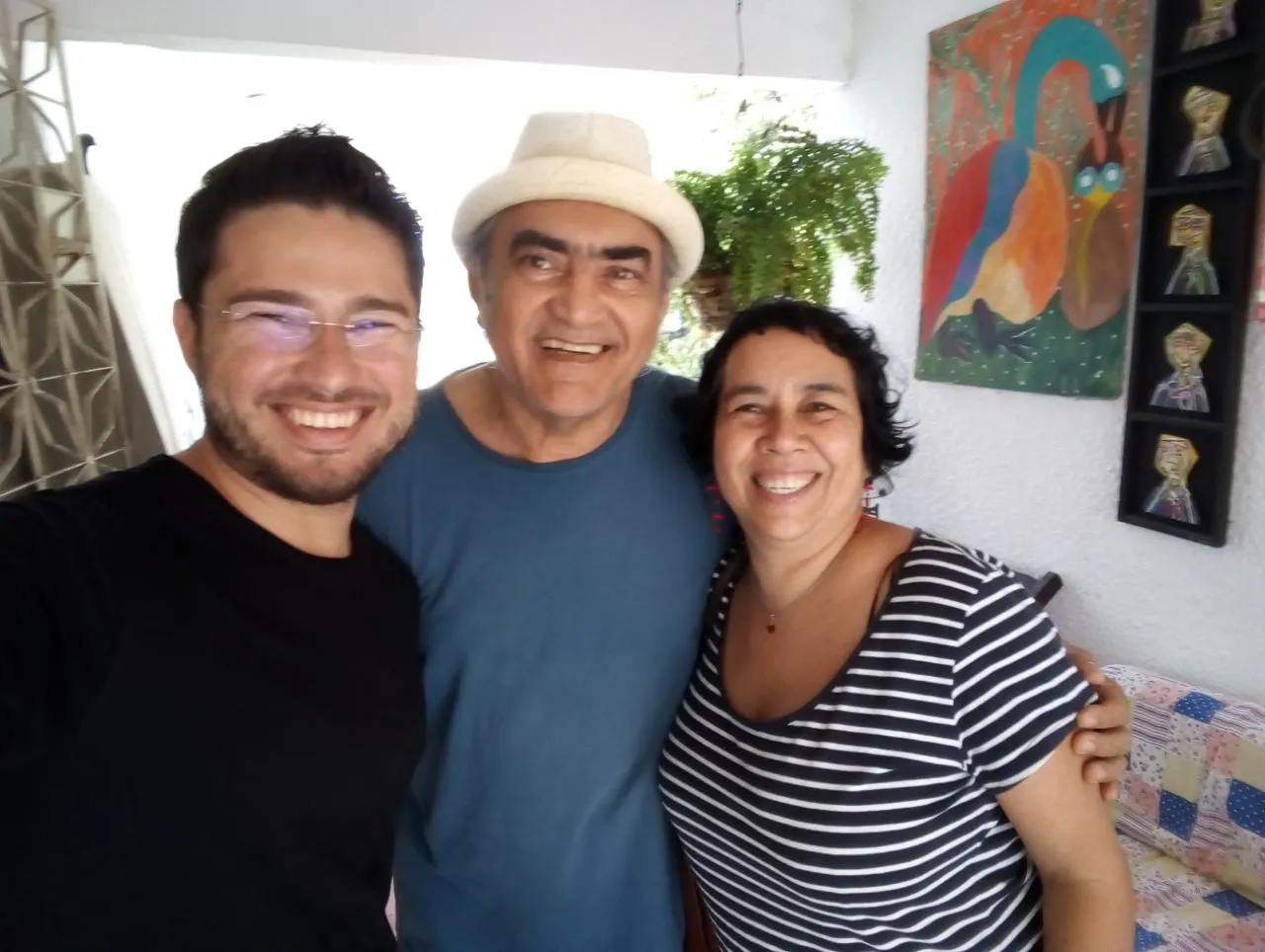 O músico Calé Alencar (ao centro) foi um dos entrevistados pelo projeto coordenado pela professora Sílvia (à direita)