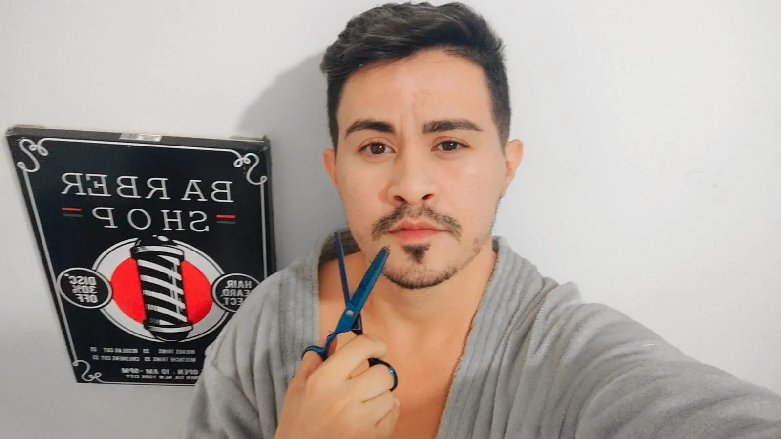 Rodney optou por usar apelidos para os funcionários que trabalham nu para poder manter a privacidade deles.