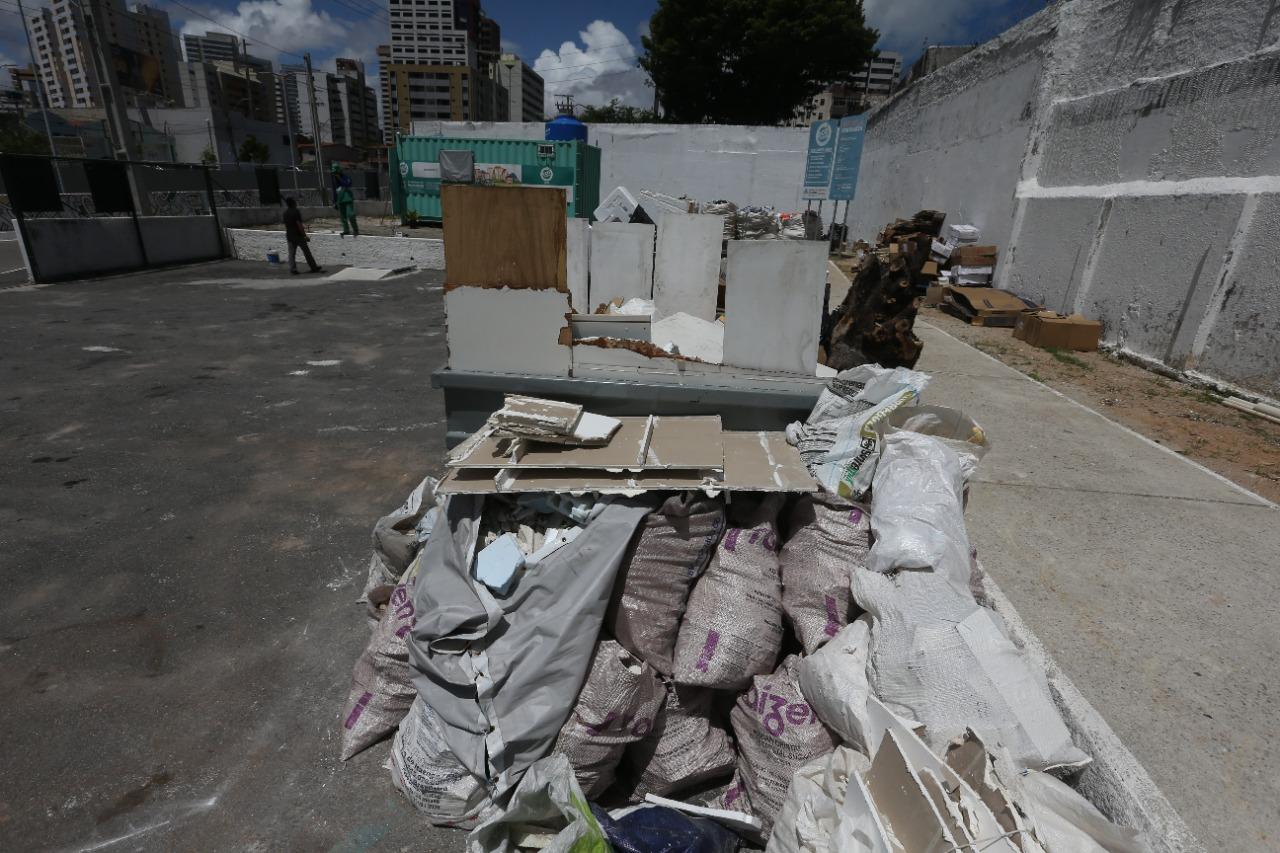 Entulhos de construção civil despejados num ecoponto de Fortaleza.