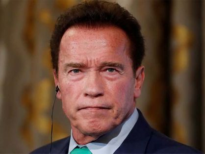 Arnold Schwarzenegger sofre acidente de carro
