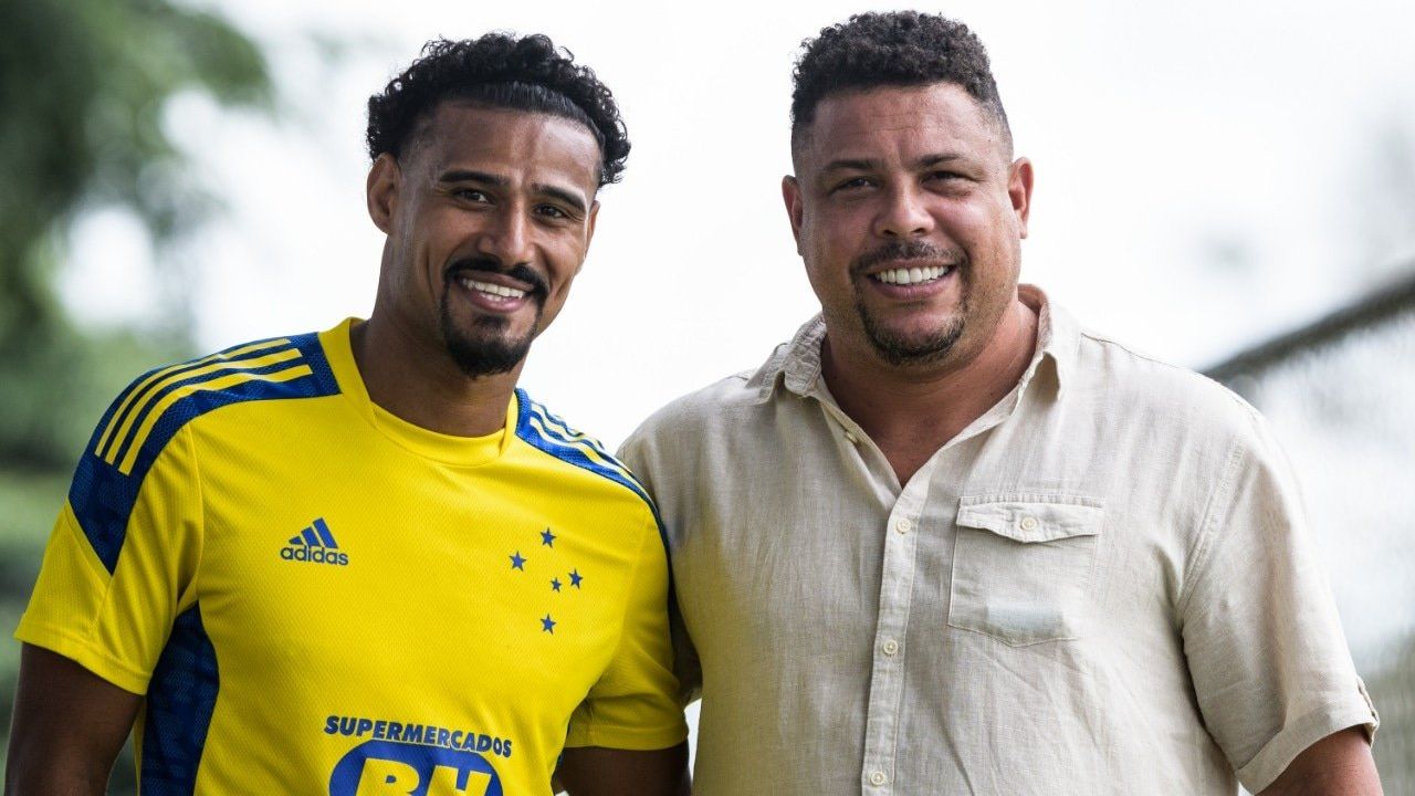 Lateral-direito Gabriel Dias posa ao lado de Ronaldo Fenômeno, presidente do Cruzeiro