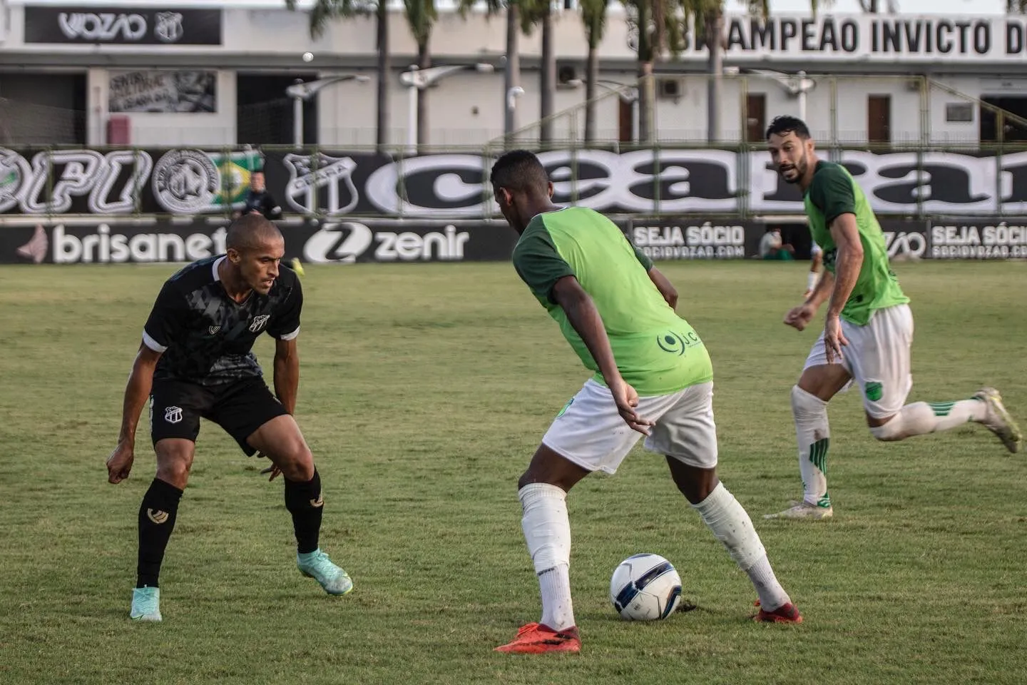 Equipe alvinegra utilizou duas escalações distintas para cada etapa do jogo