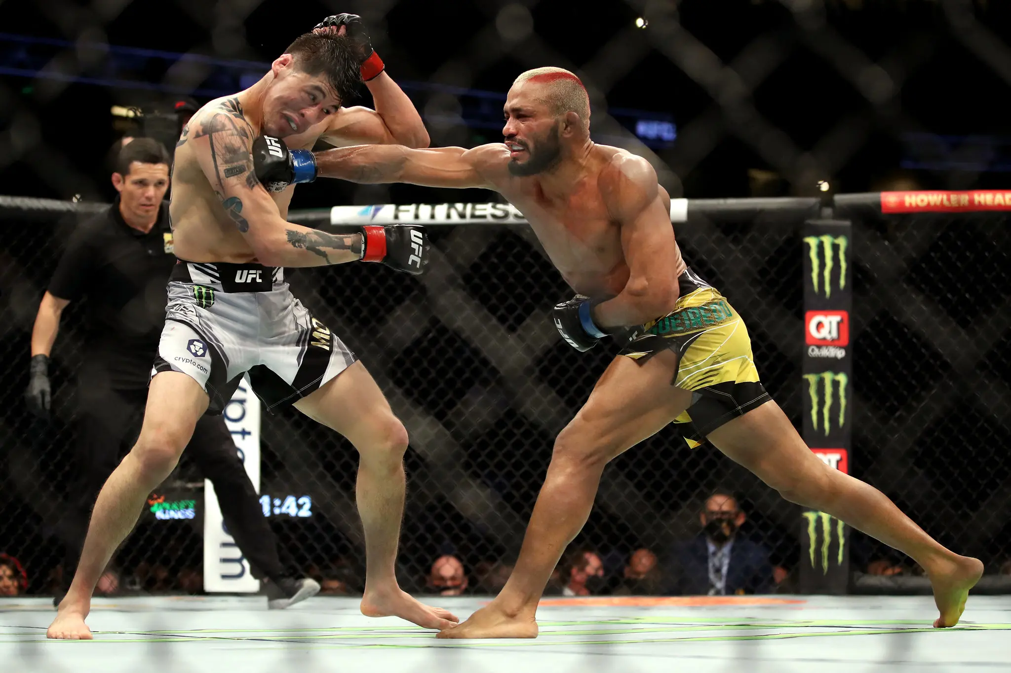 Imagem da notícia Deiveson Figueiredo vence Brandon Moreno e reconquista cinturão do peso-mosca do UFC