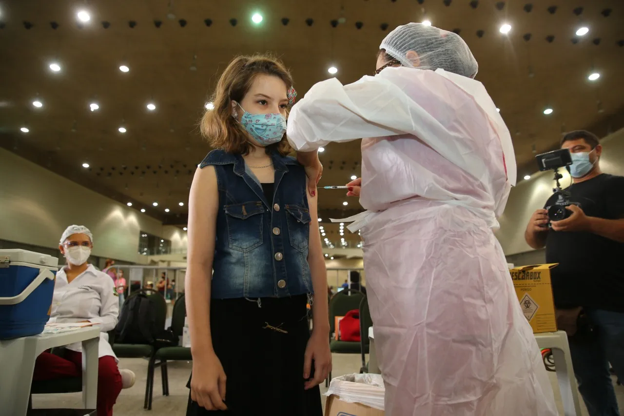 Vacinar crianças e adolescentes e completar esquema vacinal de adultos é passo importante para fim da pandemia