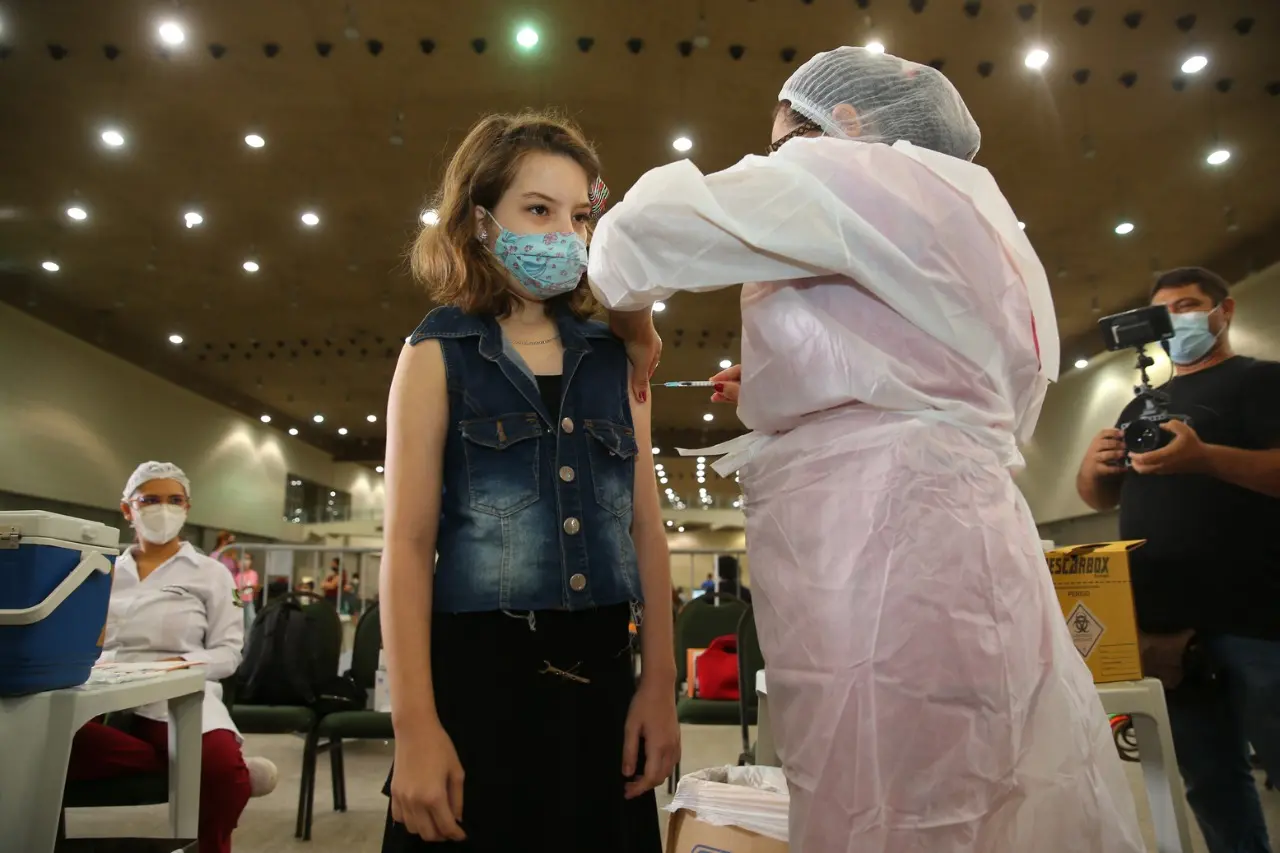 Criança recebe dose de vacina contra a Covid em Fortaleza, no Centro de Eventos do Ceará