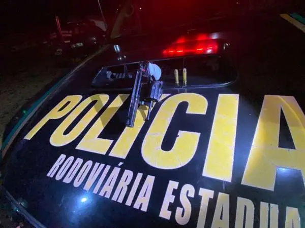 arma apreendida sobre viatura da polícia