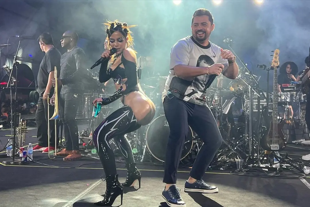 Xand e Anitta dançaram em palco de evento