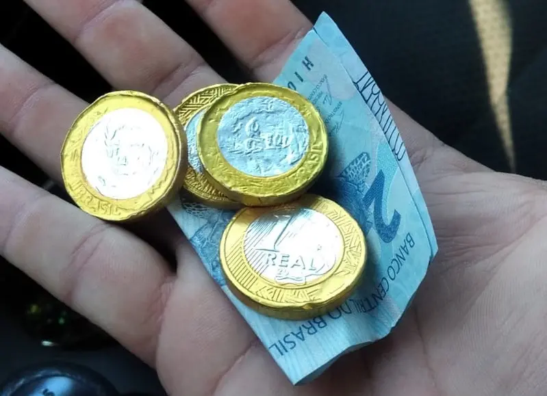 Motorista cai em golpe e recebe moeda falsa de chocolate