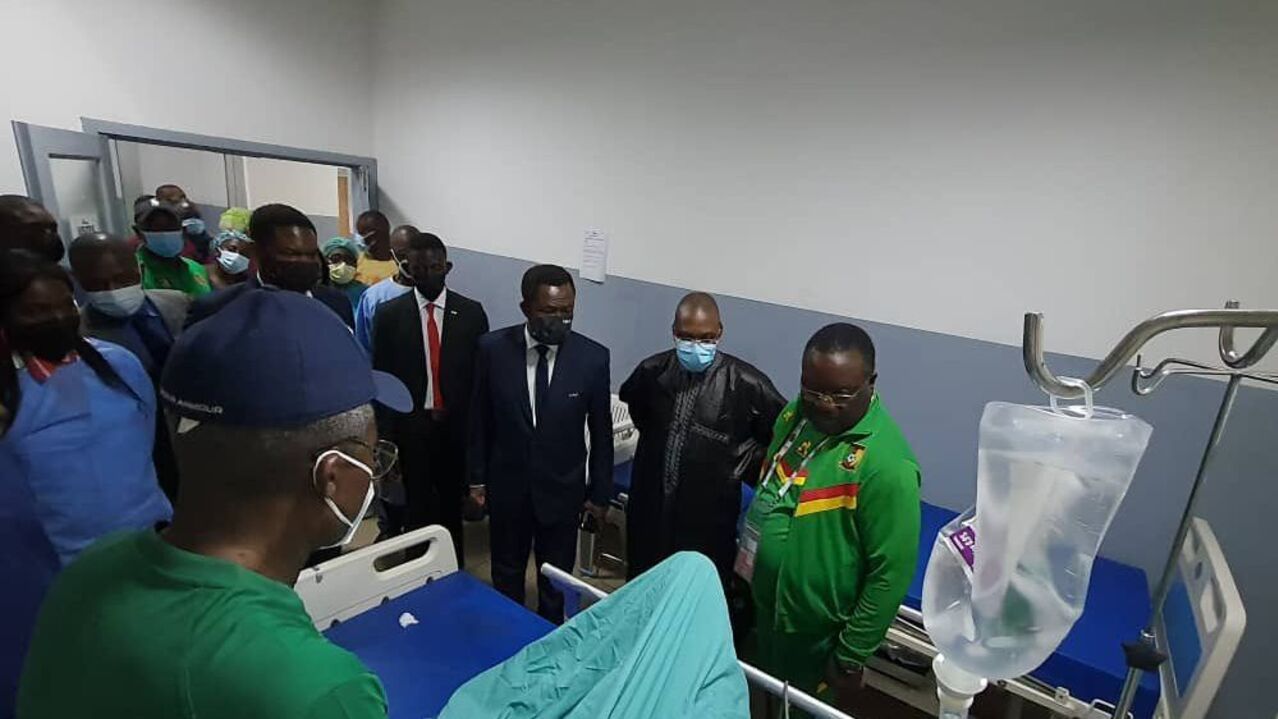 Ministro Manaouda Malachie visitando feridos em hospital de Camarões, após tumulto da Copa Africana de Nações