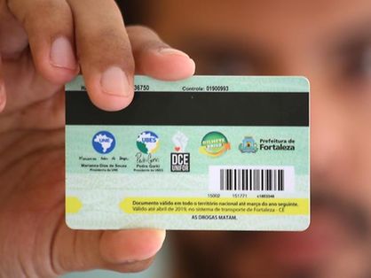 Pessoa segura uma carteirinha de estudante 2021 Fortaleza