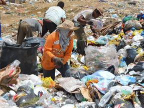 Catadores de resíduos em busca de materiais recicláveis no lixão de Juazeiro do Norte.